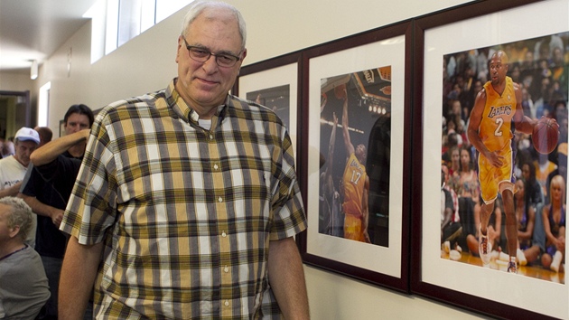 LEGENDA ODCHÁZÍ. Phil Jackson krá�í kolem fotografií svých slavných sv��enc�. Zku�ený kou� basketbalist� LA Lakers oznámil konec kariéry.