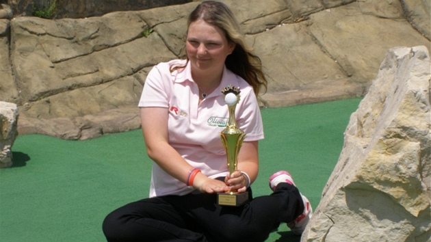 Olivia Prokopová s pohárem pro absolutní vítzku US Open v adventure golfu.