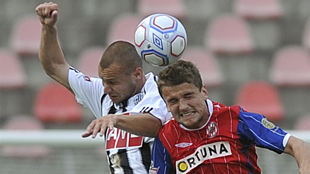 SAMÝ SOUBOJ, MÁLO FOTBALU. I tak by se dal charakterizovat zápas o záchranu v lize mezi Brnem a Budjovicemi. Na snímku o mí bojují Lovre Vulin (vlevo) a domácí Filip Rýdel.