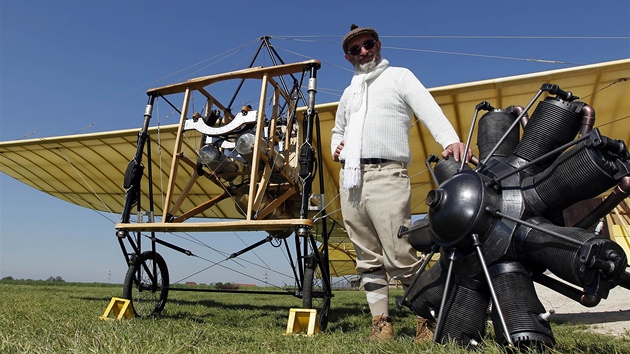 Petr Mára s letounem Blériot v Kunticích u Pardubic