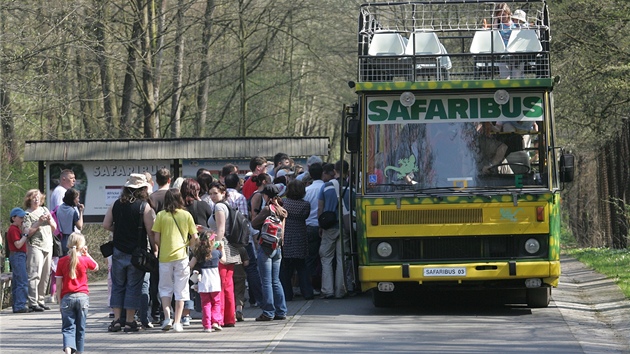 Dosud vozily lidi po safari jen upravené autobus nebo vláek.