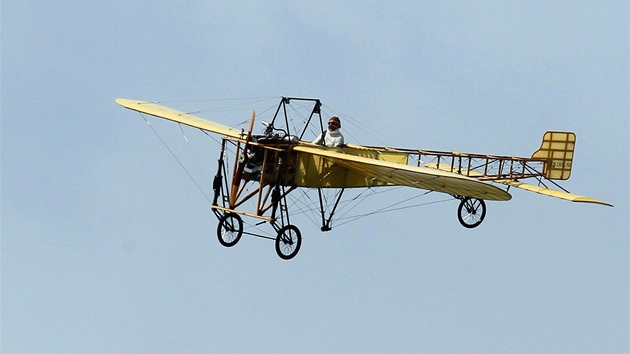 Replika Kašparova letounu Blériot při Aviatickém dnu v Kuněticích (14. května 2011)