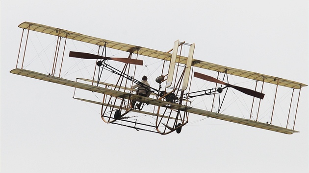 Replika prvního motorového letadla Wright při Aviatickém dnu v Kuněticích (14. května 2011)