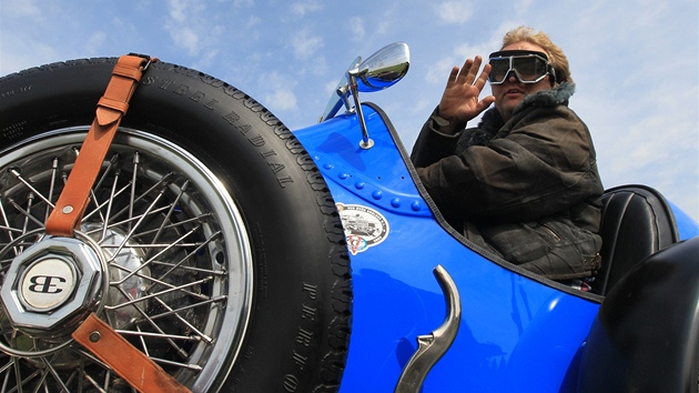Martin Kindernay ve voze Bugatti při Aviatickém dnu v Kuněticích (14. května 2011)