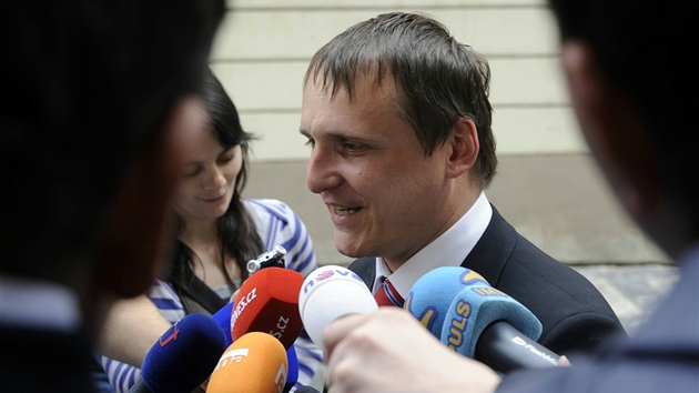 Vít Bárta p�ed mimo�ádným zasedáním poslaneckého klubu V�cí ve�ejných (13. kv�tna 2011)