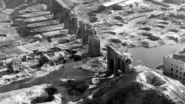 Viadukt na trati Cheb-A a okolí po bombardování v roce 1945. Zábr z dokumentárního filmu Luka Matjíka.