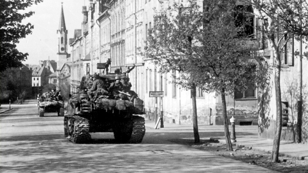 Americké tanky pijídjí do Chebu ulicí 26.dubna k Americké kole (nazvaná tak proto, e tam byl táb) v roce 1945. Zábr z dokumentárního filmu Luka Matjíka