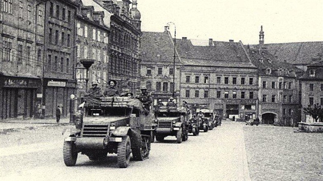 Na námstí v Chebu pijídí eskoslovenský kombinovaný oddíl v kvtnu 1945. Zábr z dokumentárního filmu Luka Matjíka.