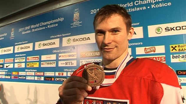 Petr Průcha ukazuje bronzovou medaili