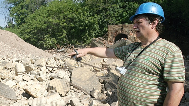 Komín odstelil Petr Mikula ze spolenosti Demstav Ústí nad Labem.