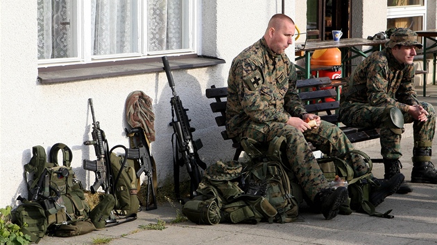 Vojáci pi akci pouívali airsoftové zbran.