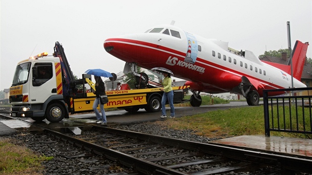 Sthování letadla L 610 z Letu Kunovice do Starého Msta