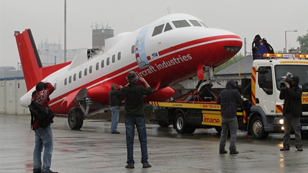 Sthování letadla L 610 z Letu Kunovice do Starého Msta