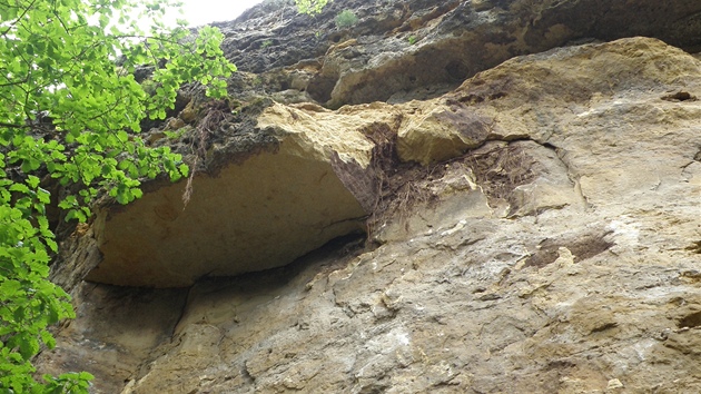 V Píhrazských skalách se odlomil dvousettunový skalní blok.