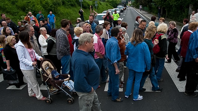 Obyvatelé ústecké tvrti Vaov protestovali proti oddalování dostavby dálnice D8 pes eské stedohoí. Pl hodiny pecházeli po pechodu a zablokovali tak dopravu.