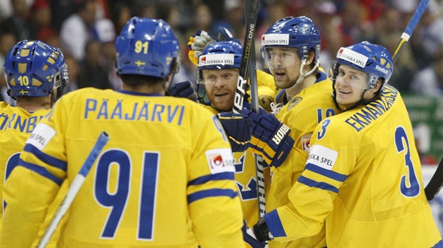 �LUTÁ RADOST. �véd�tí hokejisté oslavují. Jejich radost v�ak známená �eský smutek.