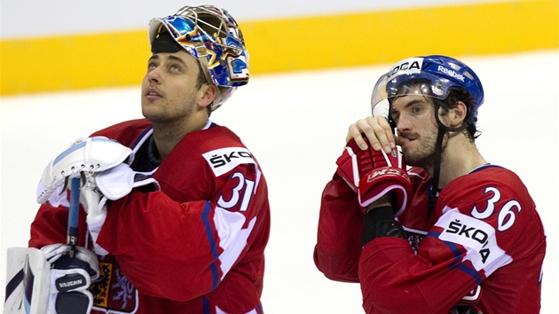 KDY� ZNÍ �VÉDSKÁ HYMNA... �e�tí hokejisté Ond�ej Pavelec (31) a Petr �áslava...