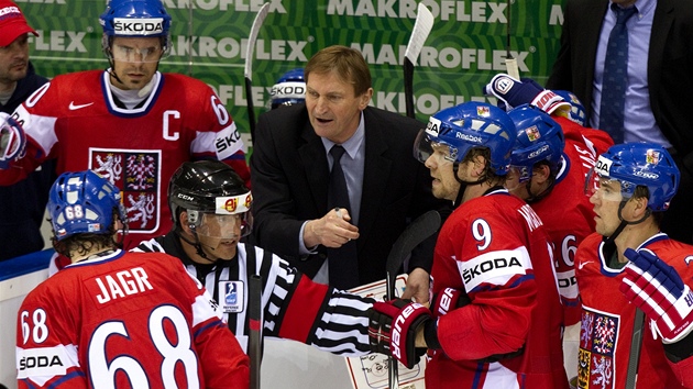 VÁLE�NÁ PORADA. Kou� Alois Hadamczik rozdává pokyny.