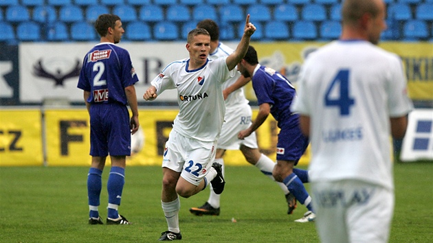 RUCE LETÍ NAHORU. Ostravský ofenzivní fotbalista Zdenk mejkal oslavuje gól.