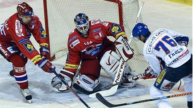 Martin Frolík v roce 2009 je�t� hrál za Kladno, práv� se pokou�í p�ekonat �eskobud�jovického Romana Turka.