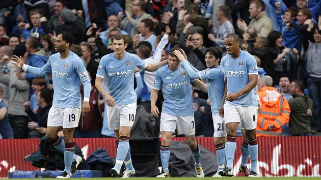 Hrá�i Manchesteru City se radují z gólu.