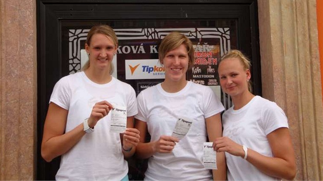 eské basketbalistky vsadily na výhru hokejist na mistrovství svta. Zleva: Petra Kulichová, Jana Veselá a Michaela Zrstová.