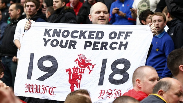 VZKAZ RIVALOVI. Fanouek Manchesteru United na dálku vzkazuje, e jeho tým pekonal dlouholetý rekord Liverpoolu.