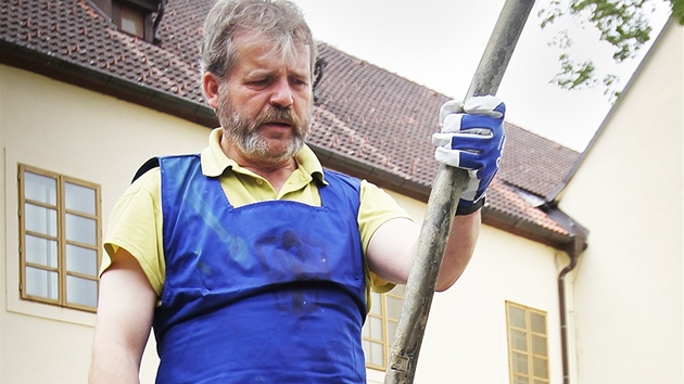 Pracovníci muzea Pavel Cichra a Tomá Fedra istí a konzervují nalezené ásti letadla.