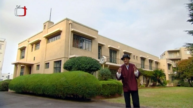 David Vávra před nájemním domem pro zaměstnance firmy Rising Sun Company v Jokohamě.