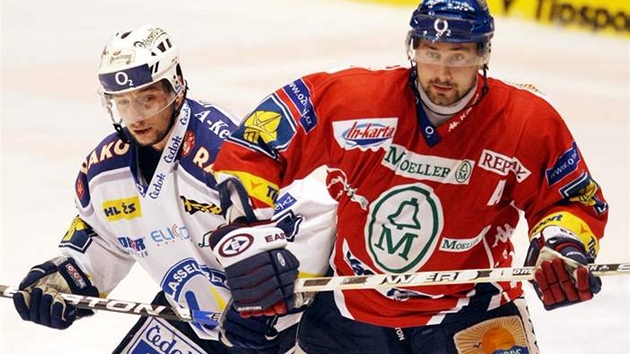 Pardubice - Plze: pardubický Tomá Divíek (vpravo) v souboji s plzeským Václavem Benákem.