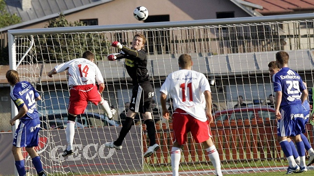 Olomoucký gólman Martin Blaha likviduje jednu ze �ancí Hulína.