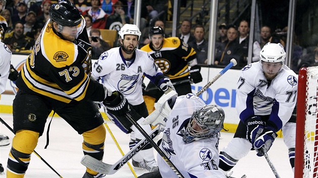  Bostonský Michael Ryder (vlevo) v �anci p�ed gólmanem Dwaynem Rolosonem z Tampy Bay.