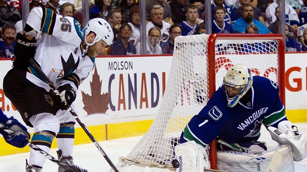 Vancouverský gólman Roberto Luongo �elí �anci Bena Eagera ze San Jose.