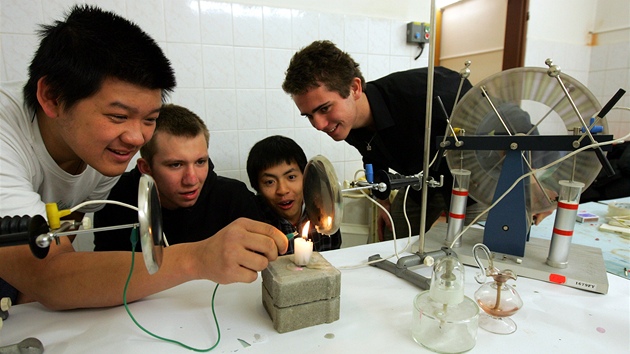 Studenti chebského gymnázia (zleva) Luu Tran Viet, Miroslav Kozák, Anh Vu Le Quy a Josef Hazi pi experimentu Flame v laboratoi.