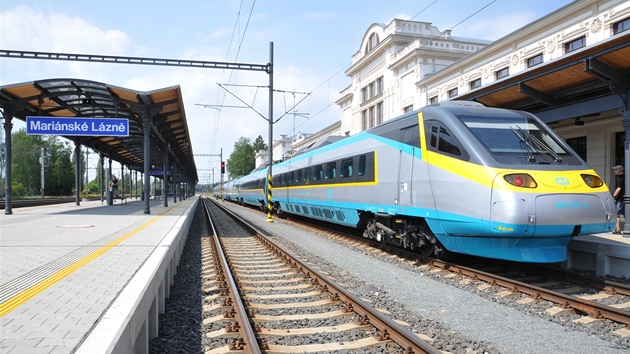 Vlak Pendolino projí�d�l v sobotu Mariánskými Lázn�mi.