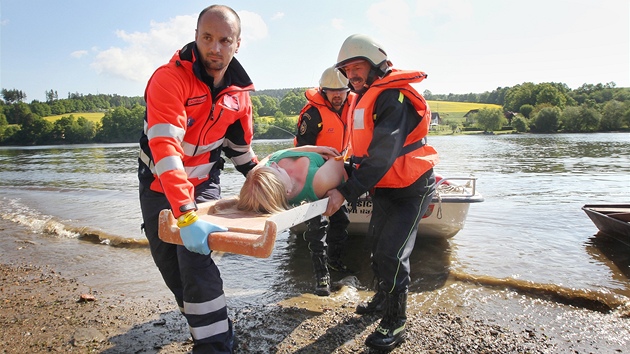 Cviení IZS pi záchran tonoucích z hoící výletní lod v Purkarci, který bude v lét jednou ze zastávek práv výletních lodí plujících po Vltav.