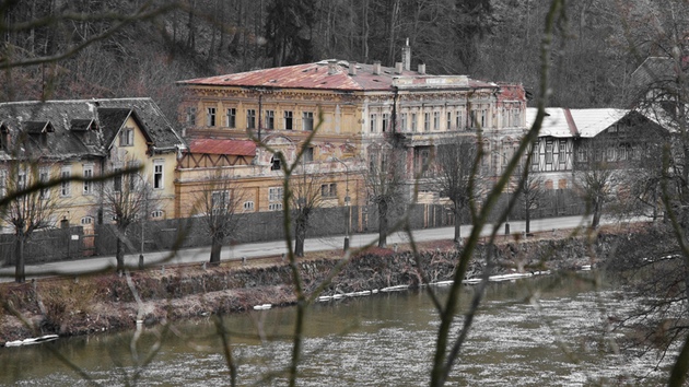 Zdevastované bývalé lázně v Kyselce.
