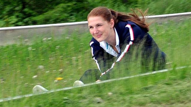 Ilona Burgrová se ítí bobovým korytem bhem odpoinku na soustední eské basketbalové reprezentace ve pindlerov Mlýn v roce 2010.