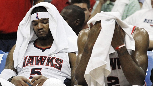 Zklamaní hrái Atlanty Hawks. Vlevo Josh Smith, vpravo Joe Johnson.