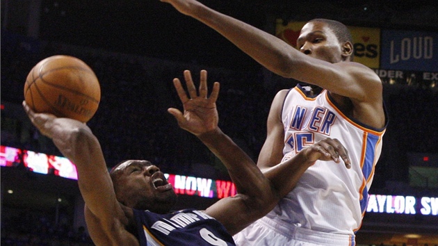 Tony Allen (v tmavém) z Memphisu Grizzlies stílí v pádu pes Kevina Duranta z Oklahoma City Thunder.
