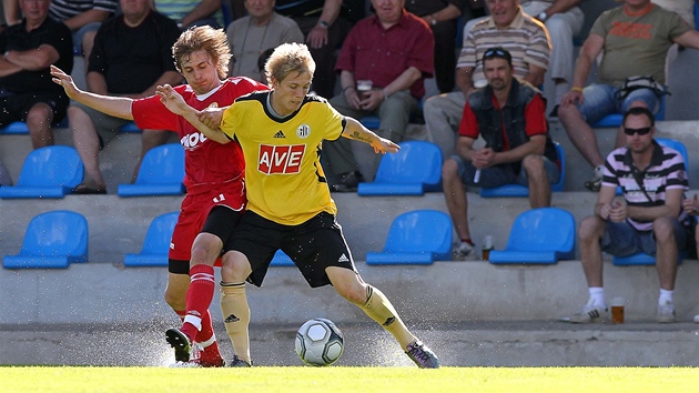 Písecký Martin �lapák fauluje Ond�eje Sajtla z �eskobud�jovického bé�ka.