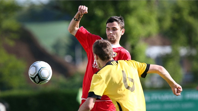 Písecký robin Demeter (v �erveném) a Radim Koutný z �eskobud�jovického bé�ka.