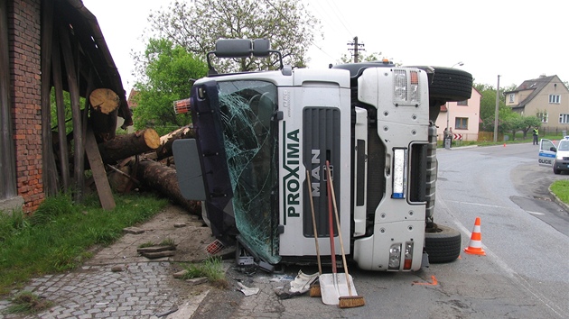 Kmeny uvolněné při nehodě náklaďáku v Osíčku zbořily část stodoly u silnice.