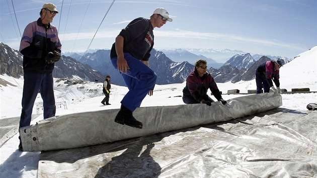 Pracovníci pikrývají ledovec na nejvyí hoe Nmecka Zugspitze. Speciální folie mají zabránit tání ledovce bhem letní sezony.