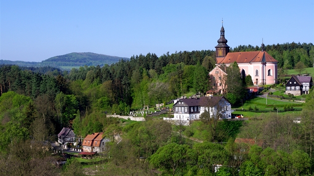 Srbská Kamenice na východním úpatí Rovského vrchu