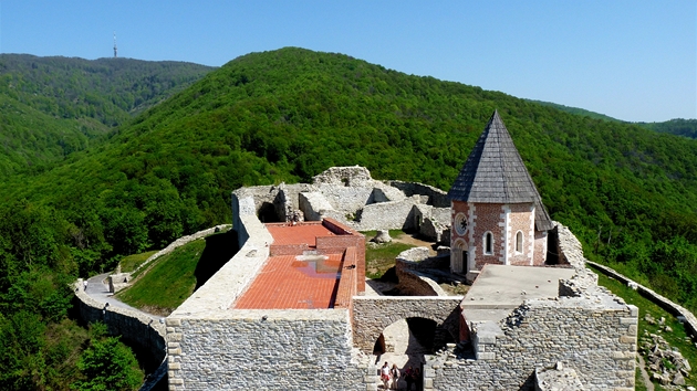 Z�ícenina Medvedgrad, v pozadí vrch Medvednica nad Záh�ebem