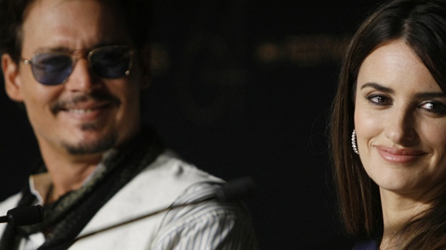 Cannes 2011 - J. Depp a Pénelope Cruzová na tiskovce k filmu Piráti z Karibiku: Na vlnách podivna