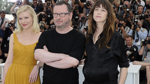 Cannes 2011 - Lars von Trier s herkami svého filmu Melancholia, K. Dunstovou (vlevo) a Ch. Gainsbougovou