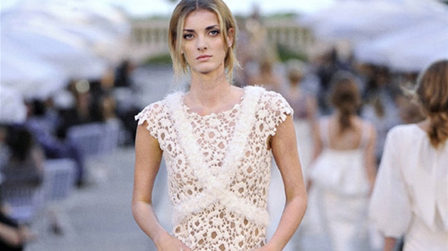 Plastická snhobílá krajka Denise Dvoákové velmi sluela, modelka se pravideln objevuje na vech pehlídkách Chanel.