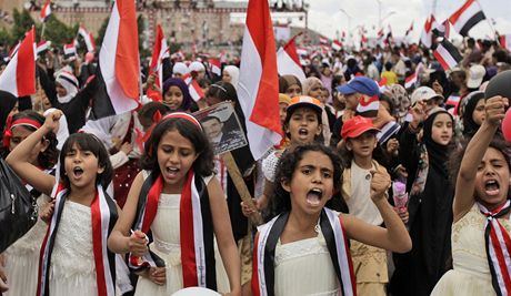 MLADÍ A NEKLIDNÍ. Bhem posledního roku se radikalizovala mláde v arabských zemích. Tuí vak tato jemenská dvata, kam protesty povedou?